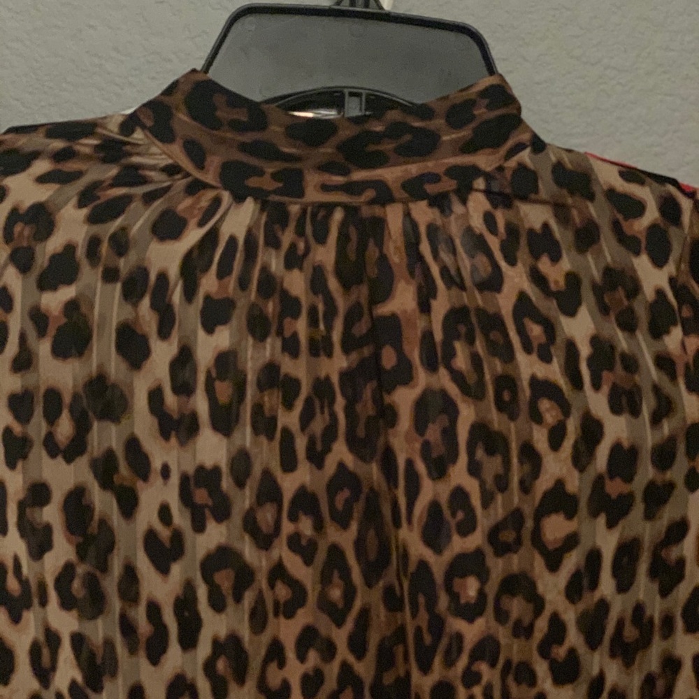 Gorgeous and to die for leopard blouse